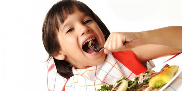 a criança come vegetais em uma dieta com pancreatite