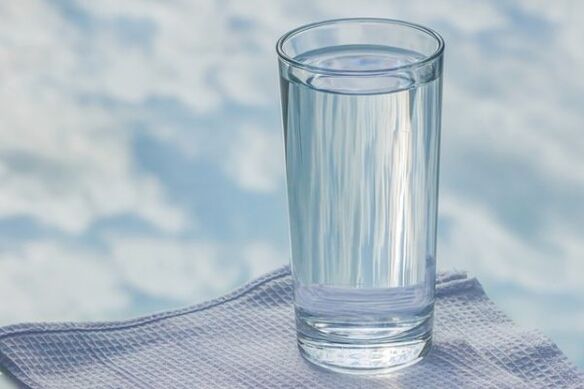 um copo de água para uma dieta preguiçosa