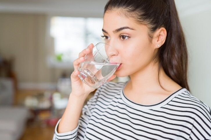 O consumo regular de água limpa é a chave para uma perda de peso bem-sucedida de 10 kg em um mês. 